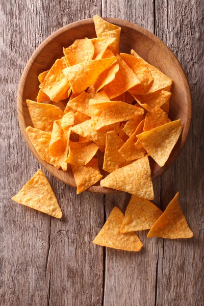 Kukuřičné nachos chips v misce na stole. vertikální pohled nad — Stock fotografie