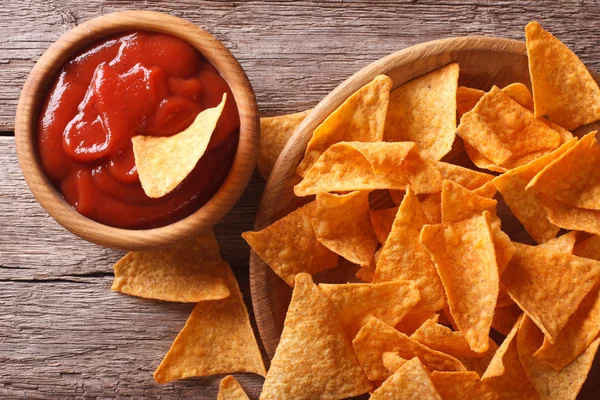 Kukuřičné nachos chips s pikantní omáčkou close-up. horizontální pohled shora — Stock fotografie