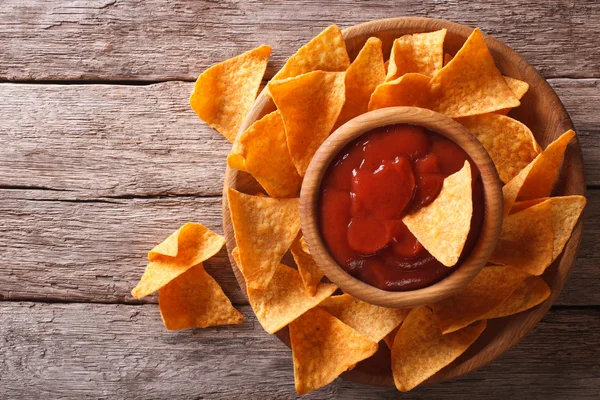 Nachos corn chips with sauce on the plate. horizontal top view — Stock Photo, Image