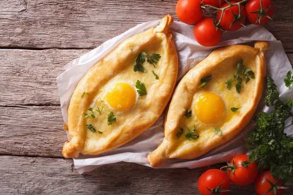 Adjarian khachapuri and vegetables horizontal top view — Stock Photo, Image