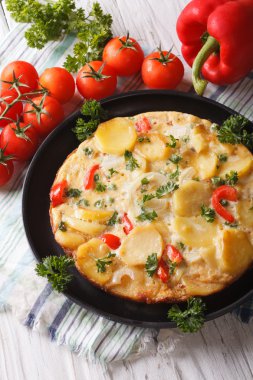 Bir kızartma tavası yakın çekim üzerinde leziz İspanyol tortilla. dikey