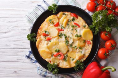 İspanyol tortilla bir tabak patates ile. Yatay Üstten Görünüm 