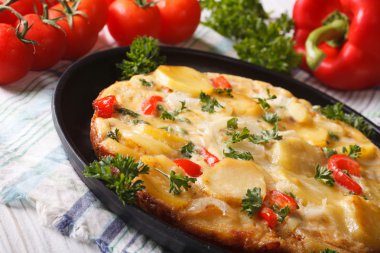 Patates ve sebze yakın çekim ile İspanyol tortilla. Horizont