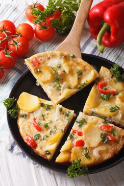 Patates closeup ile İspanyol tortilla parçaları. Dikey üst v