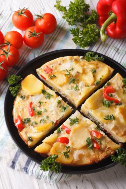 Patates ve sebze ile İspanyol omleti porsiyon kesmek 