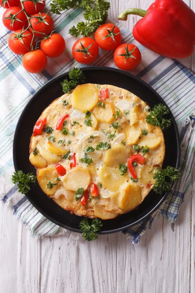 Leckere spanische Tortilla in der Pfanne aus nächster Nähe. vertikale Spitze — Stockfoto