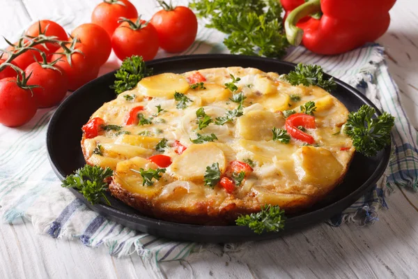 Hiszpańska tortilla z ziemniaków z bliska na patelni. Poziome — Zdjęcie stockowe