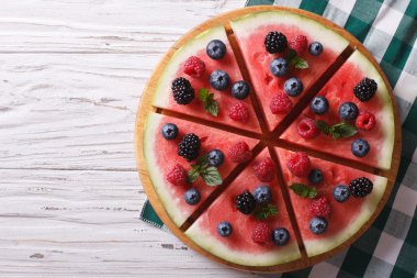 Karpuz çilek yatay üstten görünüm ile dekore edilmiştir.