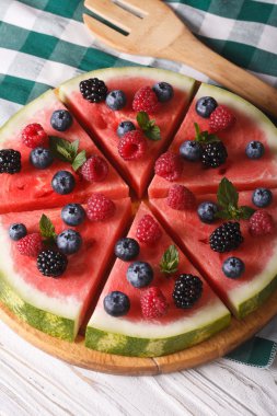 Karpuz ile Ahududu ve yaban mersini yakın çekim. dikey