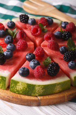 Pizza karpuz taze meyveleri ve nane yakın çekim. dikey