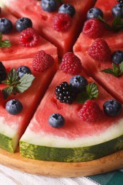 Dilimli karpuz nane ve çilek makro ile. dikey