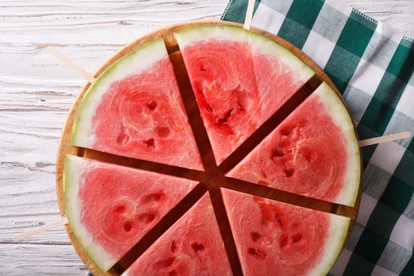 Pieces of ripe watermelon on a stick close-up. horizontal top vi — Stock Photo, Image