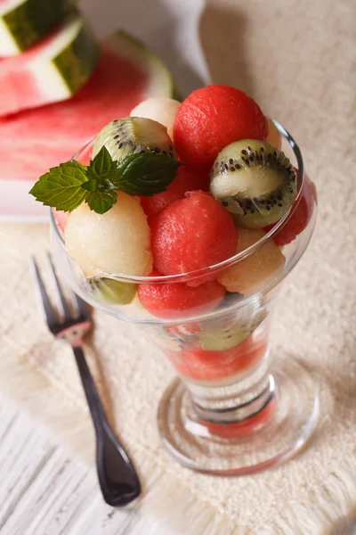 Bolas de fruta de sandía, kiwi y melón en un vaso de cerca ve —  Fotos de Stock