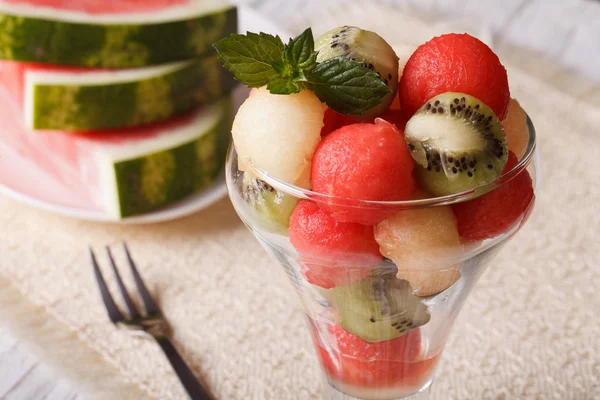 Hermosa ensalada: bolas de fruta de sandía, kiwi y melón —  Fotos de Stock