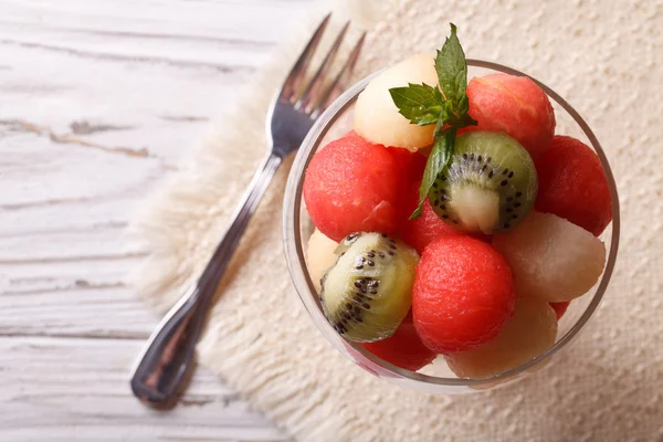 Bolas de fruta de sandía, kiwi y melón primer plano horizontal a —  Fotos de Stock