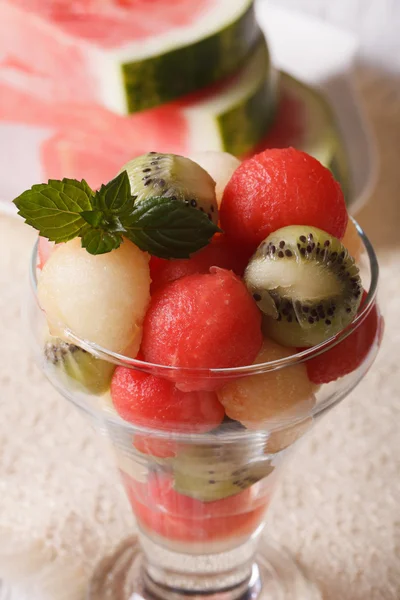 Bolas de fruta de sandía, kiwi y melón en un vaso de cerca ve —  Fotos de Stock