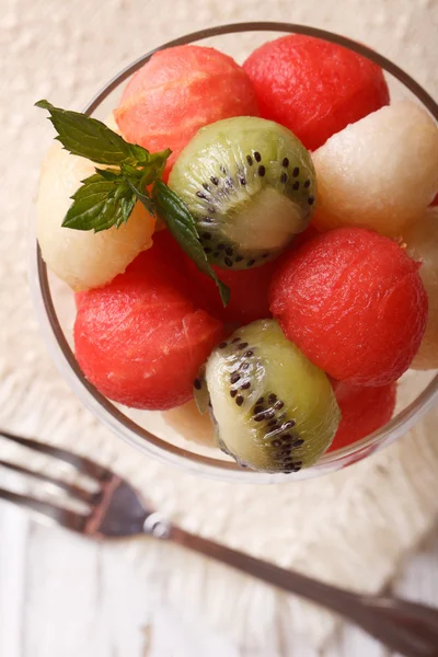 Bolas de frutas de sandía, kiwi y melón primer plano vertical v —  Fotos de Stock