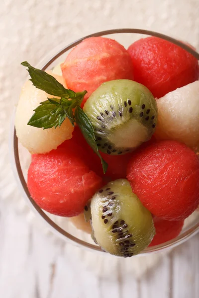 Bolas de sandía, melón y kiwi macro vista superior vertical —  Fotos de Stock