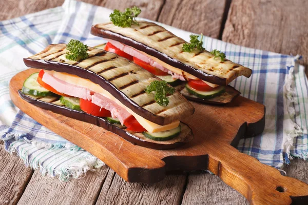 Aubergine sandwich dengan sayuran, ham dan keju — Stok Foto