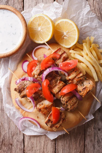 Greek souvlaki with vegetables and french fries. vertical top vi — Stock Photo, Image