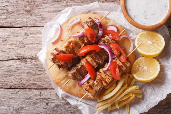 Makanan Yunani: Souvlaki dengan sayuran dan roti pita. horisontal — Stok Foto