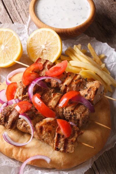 Kebab de souvlaki grego com tomates e cebolas close-up. Vertical — Fotografia de Stock