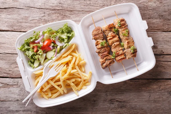 Fast food: spiedini, patatine fritte e insalata fresca nel vassoio. orizzontale — Foto Stock