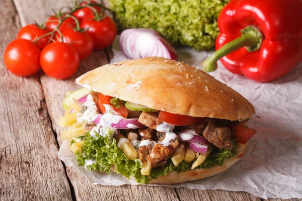 Comida rápida: Doner kebab con carne, verduras y papas fritas —  Fotos de Stock