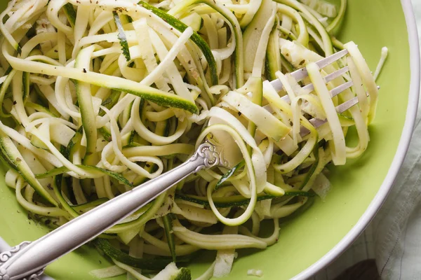 Pasta dietetica di zucchine in una ciotola macro. vista dall'alto orizzontale — Foto Stock