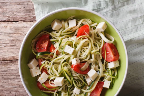 Zucchini pasta with feta cheese and tomatoes closeup horizontal — Stock Photo, Image