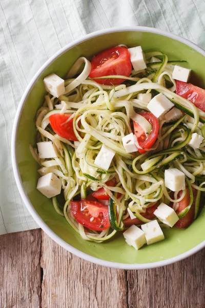 Zucchini pasta with feta cheese and tomatoes closeup vertical to — 스톡 사진