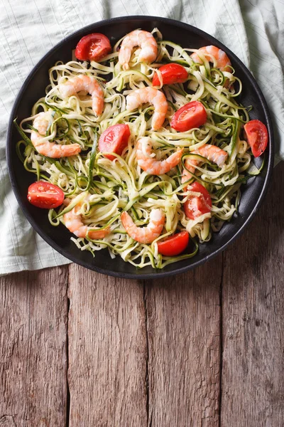 Zucchini pasta with shrimp and tomato. Vertical top view — 스톡 사진