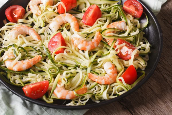 Dietary food: zucchini pasta with shrimp closeup. horizontal — Stock fotografie