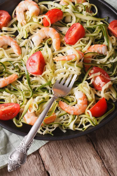 Low calorie zucchini pasta with shrimp macro vertical — Stock Photo, Image