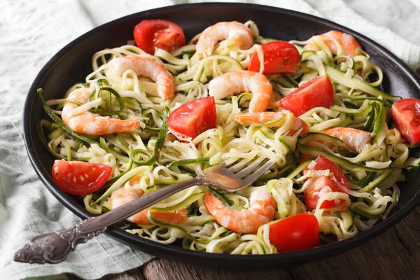 Kalorienarme Zucchini-Nudeln mit Garnelen Makro horizontal — Stockfoto