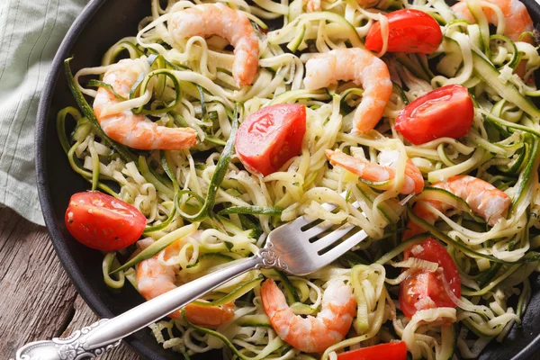 Zucchini pasta with shrimp and tomato macro. horizontal top view — Stock Fotó
