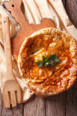 Rustik lezzetli tavuk pasta yakın çekim. Dikey Üstten Görünüm