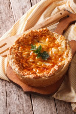 Rustik lezzetli tavuk pasta yakın çekim. Dikey