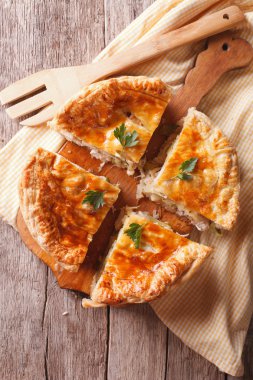 Rustik dilimlenmiş tavuk pasta tablo yakın çekim. Dikey üst VI