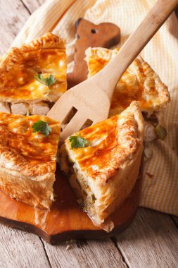 tavuk pasta kabak closeup ile masaya dilimlenmiş. dikey