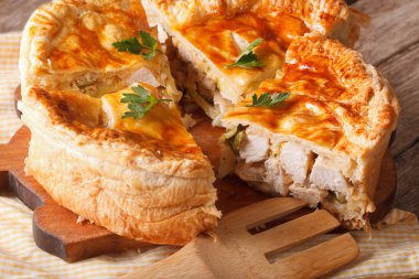 Doğranmış tavuk pasta tablo yakın çekim. Yatay