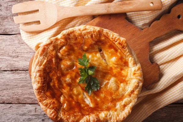 Delicious hot chicken pie close-up. horizontal top view — Stock Photo, Image