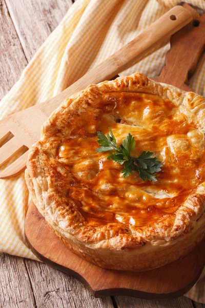 Ev yapımı lezzetli tavuk pasta yakın çekim. Dikey