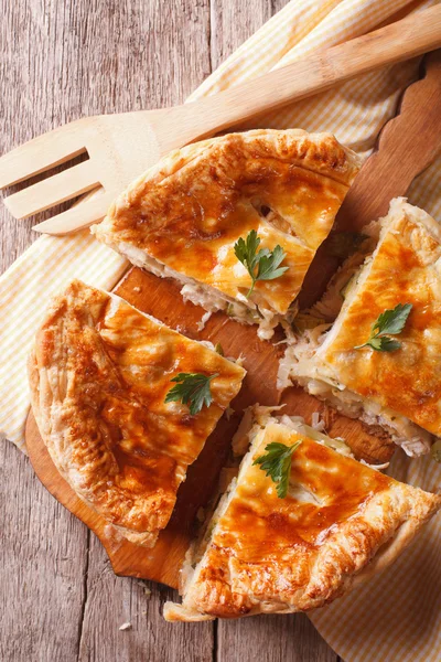 Tavuklu böreği masaya closeup dilimlenmiş. Dikey Üstten Görünüm 