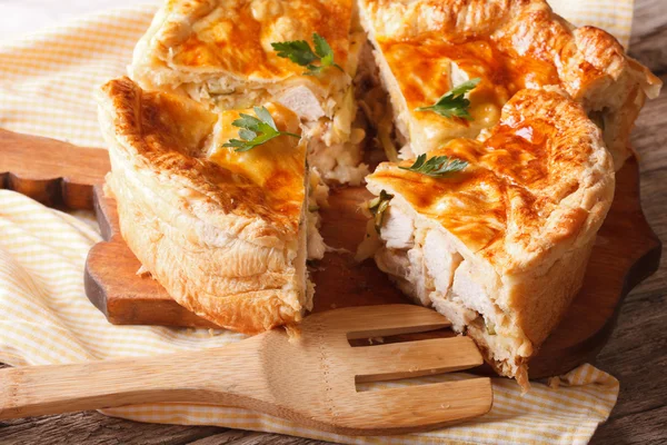 Homemade chicken pie sliced close-up on the table. Horizontal — Stock Photo, Image