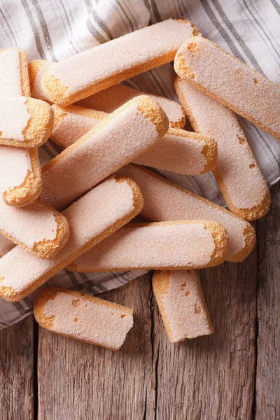 Biscoitos de Savoiardi fecham em uma mesa. vista superior vertical — Fotografia de Stock