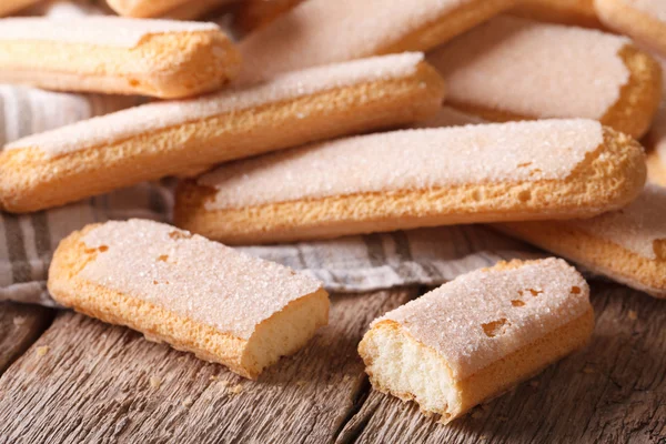 Stapel von Keksen savoiardi Nahaufnahme auf dem Tisch. horizontal — Stockfoto