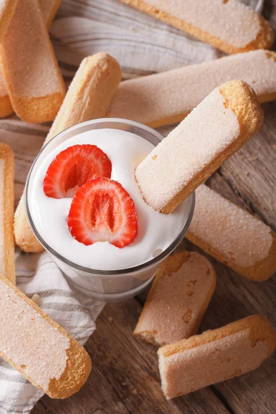 Savoiardi cookies och vispad grädde med jordgubbar. vertikala — Stockfoto