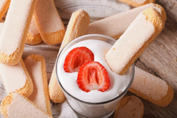 Savoiardi cookies and whipped cream with strawberries. Horizonta — Stock Photo, Image