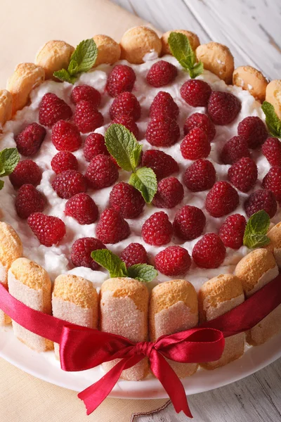 Raspberry cake met mascarpone en Savoiardi close-up. verticale — Stockfoto